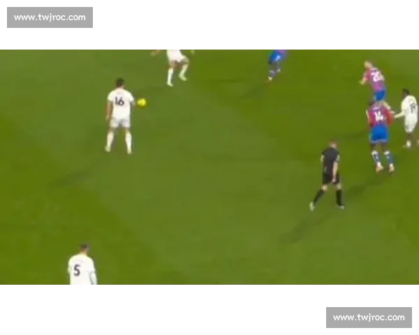 绿茵场上激战正酣各豪强为足球冠军展开巅峰对决